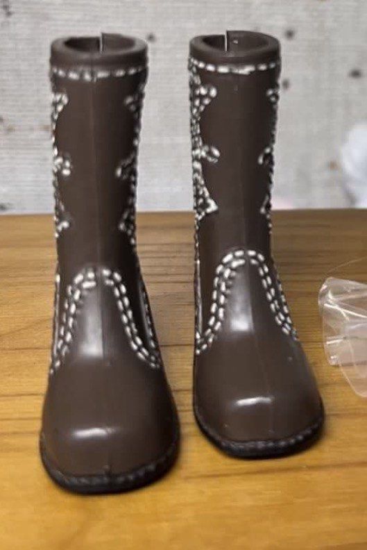 My scene skechers boots (Category: Boots) located in Manila. Submitted by missbambi0731 (Listing ID 1442622528, Image 2). Description: My scene Skechers boots 200 .
