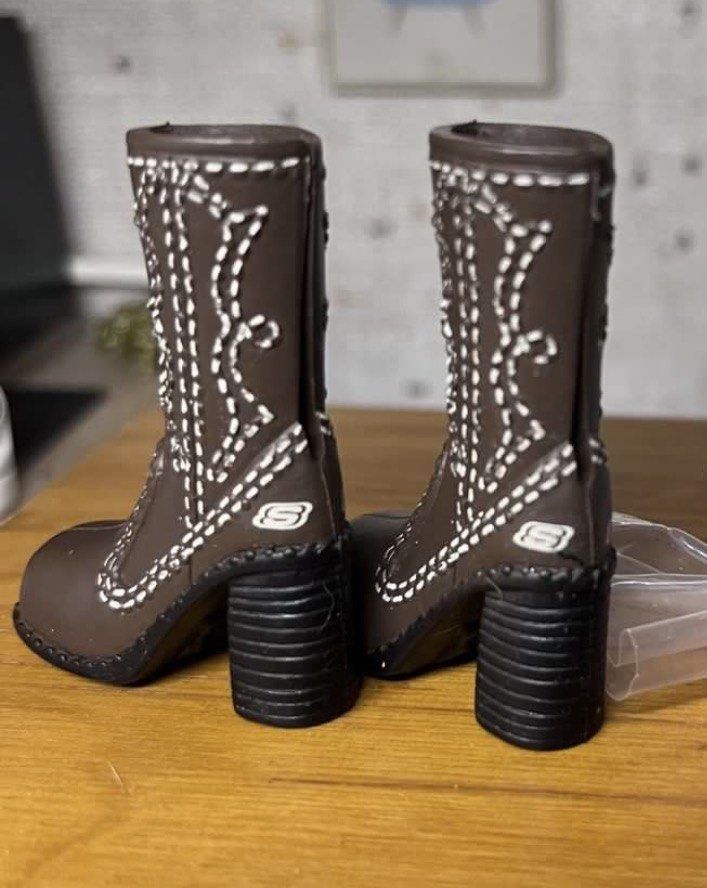 My scene skechers boots (Category: Boots) located in Manila. Submitted by missbambi0731 (Listing ID 1442622528, Image 3). Description: My scene Skechers boots 200 .