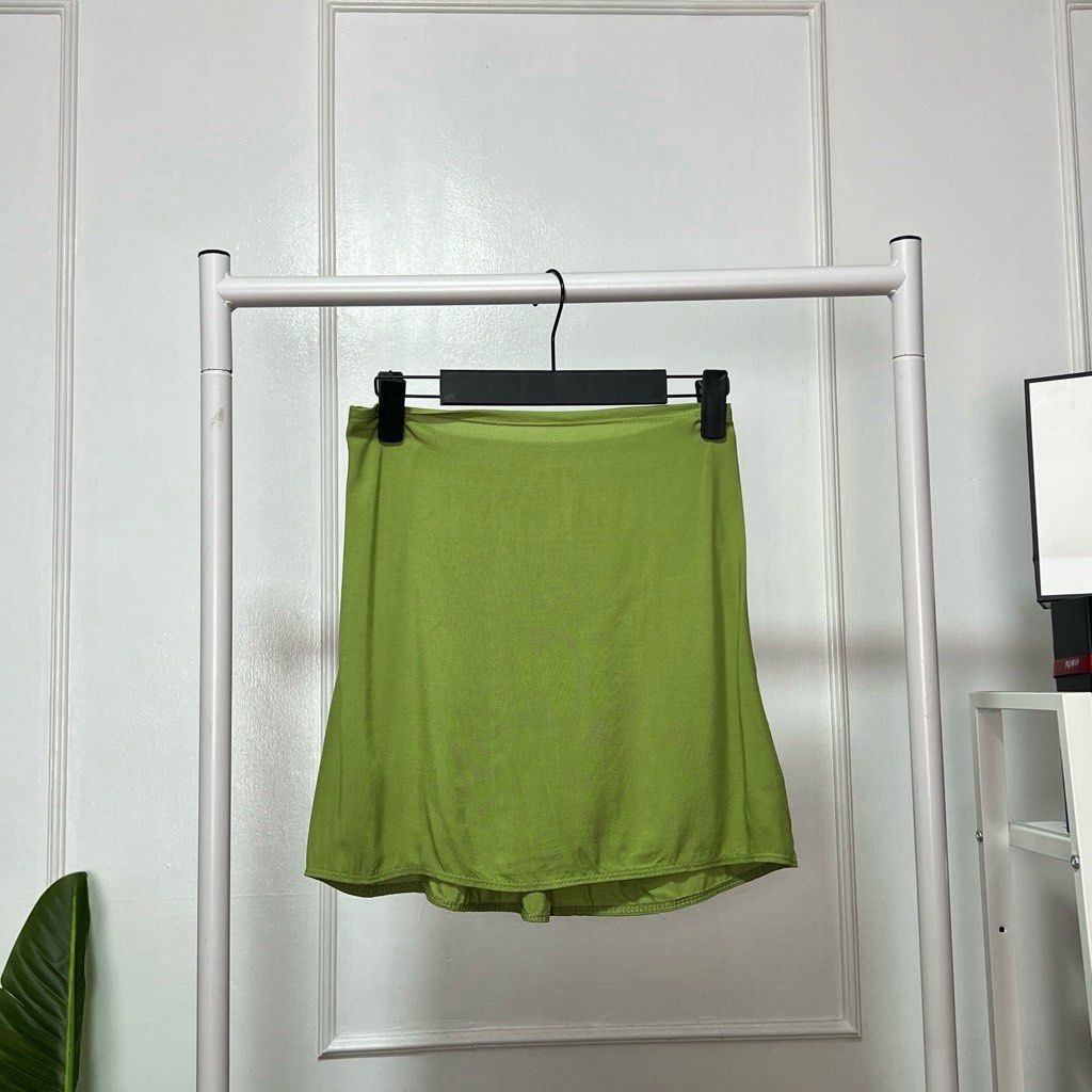 Neon Green Tube (Category: Others Tops) located in Manila. Submitted by dnmdnm (Listing ID 1458604931, Image 2). Description: - Cute green tube - Stretchy material - Versatile for casual or dressed-up outfits - Easy to pair with various tops Buyer to shoulder delivery fee.