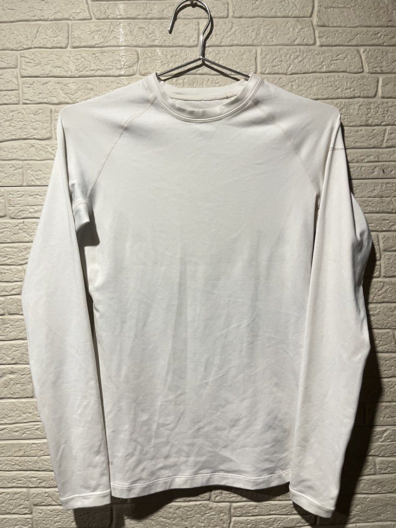 Nike Compression shirt (Category: Activewear) located in Andop. Submitted by poesis (Listing ID 1458640558, Image 1). Description: ❌Faded logo.