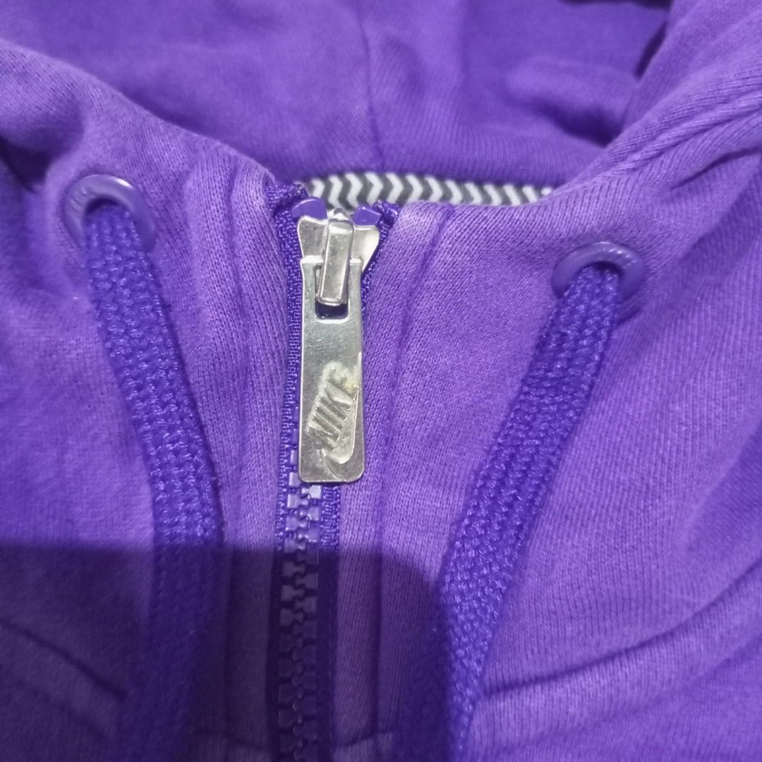 Nike hoodie jacket (Category: Activewear) located in Cebu City. Submitted by sukitriftshop474747 (Listing ID 1458681796, Image 2). Description: Excellent condition No issue Size large 22x28 Colorate 9.5/10 Authentic.