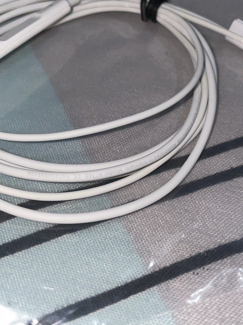 Original Apple Lightning Earpods Earphones (Category: Earphones) located in Lucena. Submitted by allan_rld (Listing ID 1458651281, Image 2). Description: Like-new condition, kindly check pics for reference ₱850 jnt ship or meet around lucena city gcash/cash.