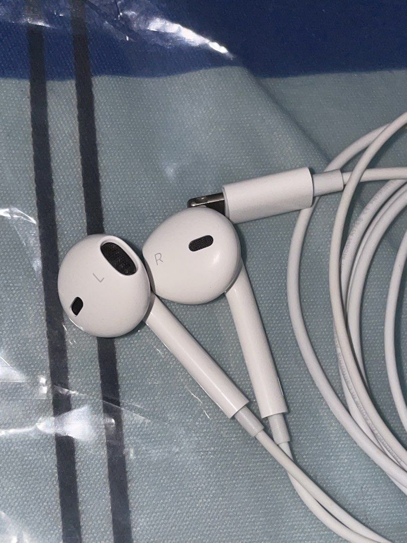 Original Apple Lightning Earpods Earphones (Category: Earphones) located in Lucena. Submitted by allan_rld (Listing ID 1458651281, Image 3). Description: Like-new condition, kindly check pics for reference ₱850 jnt ship or meet around lucena city gcash/cash.
