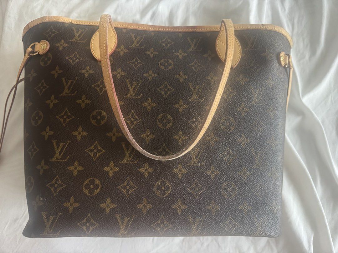 Original LV Neverfull MM size (Category: Luxury Bags & Wallets) located in Manila. Submitted by chelley11 (Listing ID 1458583424, Image 1). Description: Louis Vuitton Neverfull MM size Original vanchetta but with flaws (see condition in photos) With dustbag Free bag organizer Guaranteed authentic Bought in Osaka, Japan Meet ups at Robinsons Manila.