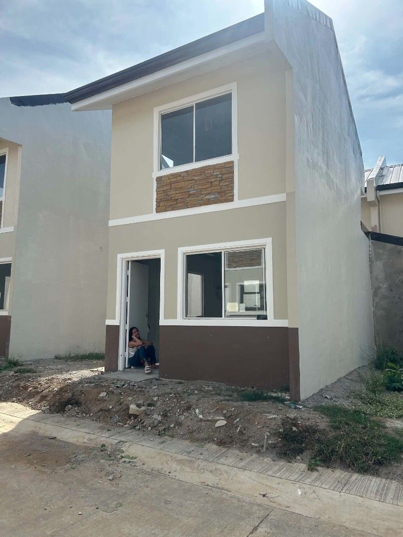 Pasalo house in lot (Category: House & Lot) located in Caloocan City. Submitted by xspeed2026 (Listing ID 1458511620, Image 1). Description: palugi less 100,000 513,000 less 100,000 =413,000 nlng PASALO Single Attached (RFO) NOTE:Pre selling to nkuha kaya mura pero ngaun nsa 2M plus n value nyan Pakibasa po muna please. Nandito na po ang buong details Location: The Woodlands, Hugo Perez, Trece Martires, Cavite Bare Type Unit Lot Area: 58.5sqm Flo