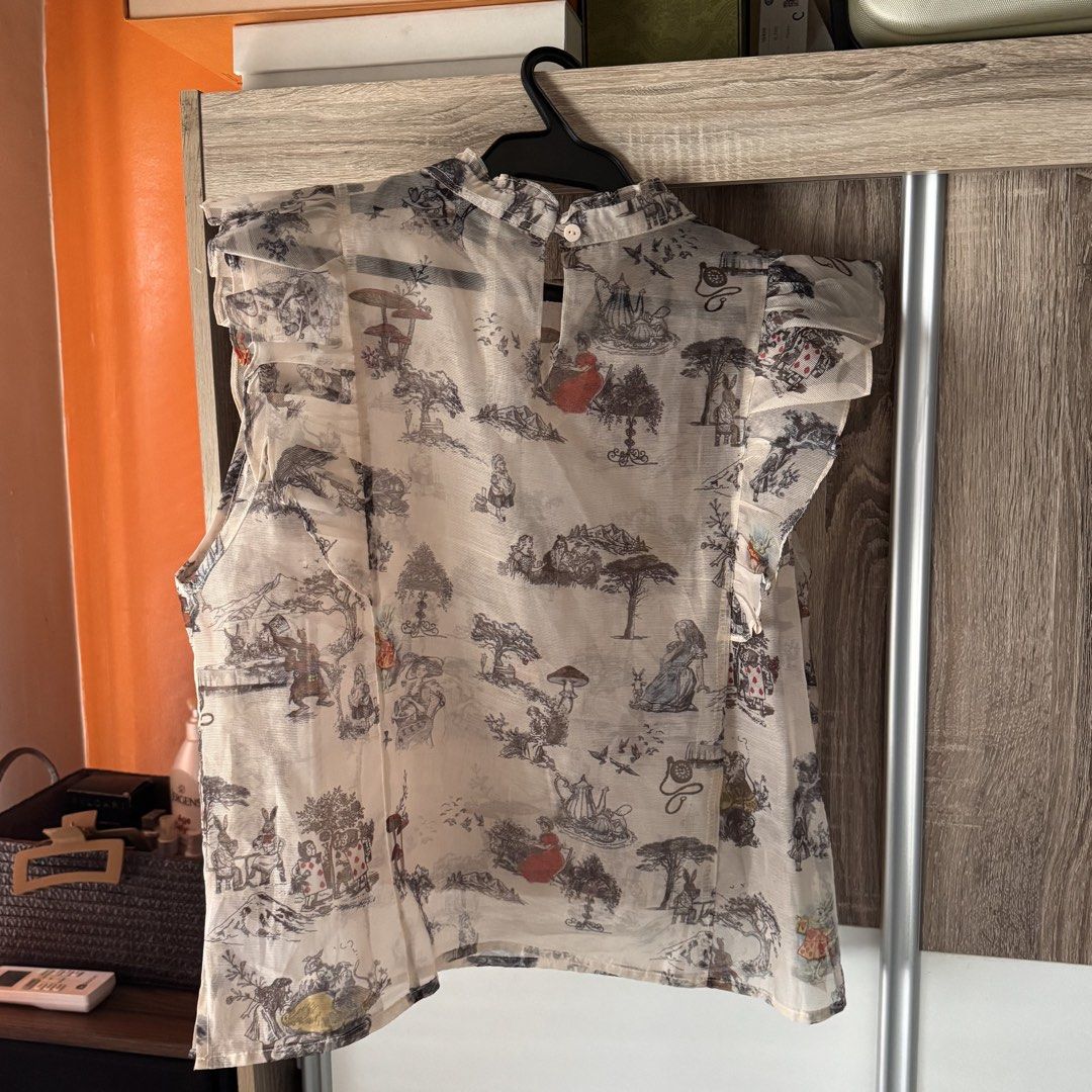 Plains n Prints Sleveless Top (Category: Sleeveless) located in Makati City. Submitted by prelovedbykbb (Listing ID 1458521670, Image 2). Description: Used twice Bought in Plains and Prints Glorietta Top is see through When worn photos attached in last photo Size is Large.