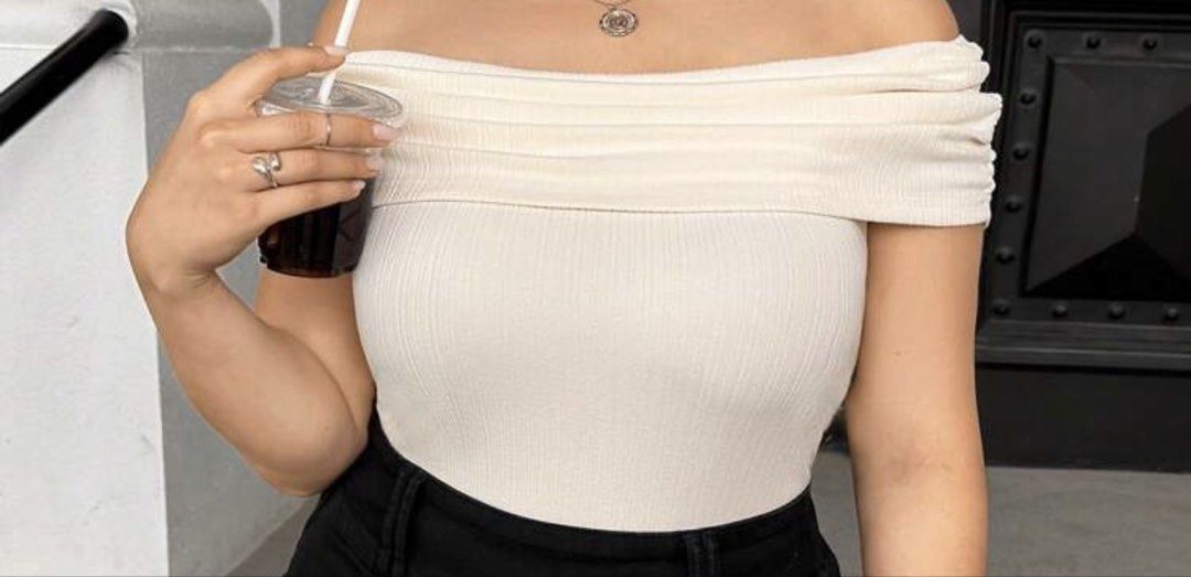 Plus Size: Off shoulder (Category: Others Tops) located in Cavite. Submitted by sopib (Listing ID 1458595604, Image 1). Description: Size: 1XL.