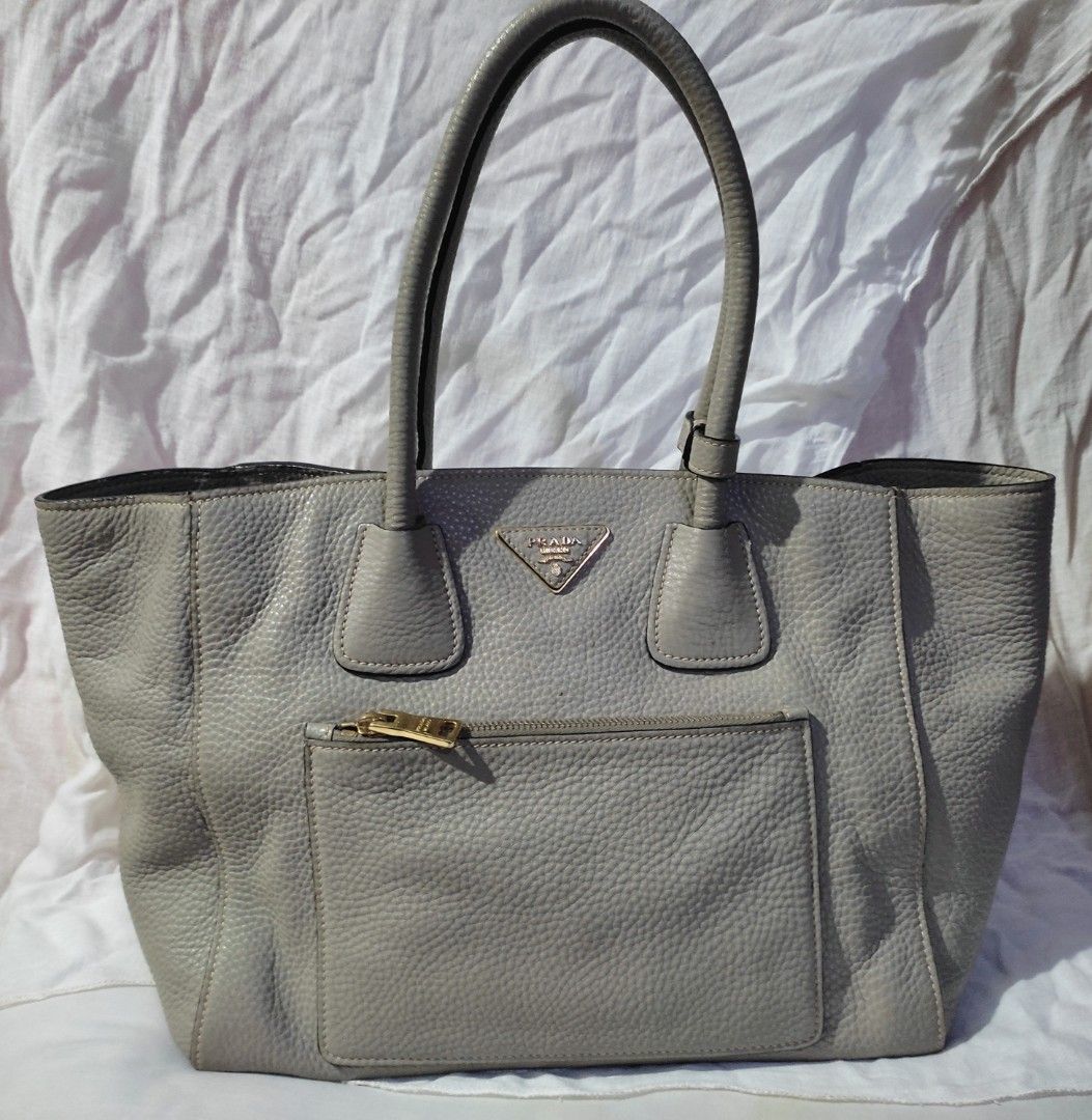 PRADA vit.daino TWO WAY TOTE BAG (Category: Tote Bags) located in Caloocan City. Submitted by preloved1007 (Listing ID 1458615206, Image 2). Description: use but not abuse sign of use pero makinis pa benta na ndi na nagagamit pedeng tumawad txt or message po ako para price na gusto mo baka pede na saken yun nakalimutan ko lagay pic details ng ilalim ng zipper pede ko po send if want mo.