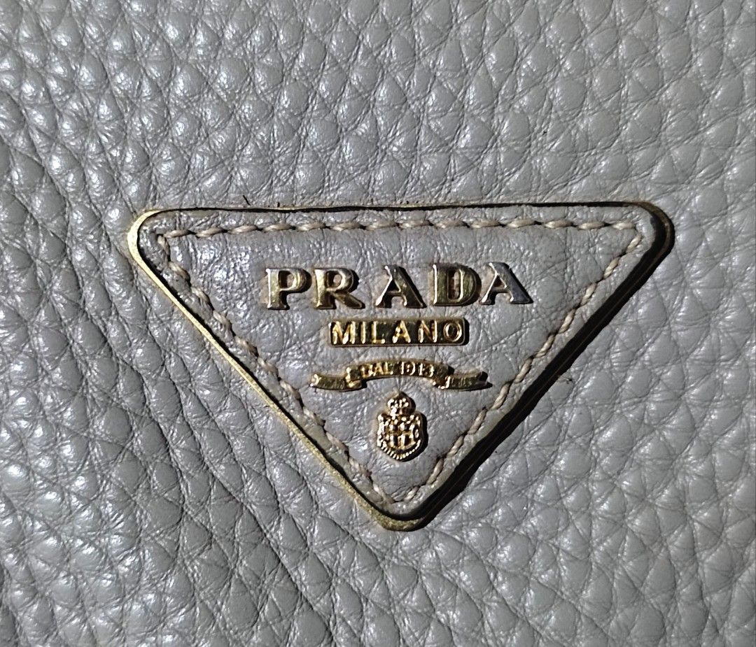PRADA vit.daino TWO WAY TOTE BAG (Category: Tote Bags) located in Caloocan City. Submitted by preloved1007 (Listing ID 1458615206, Image 3). Description: use but not abuse sign of use pero makinis pa benta na ndi na nagagamit pedeng tumawad txt or message po ako para price na gusto mo baka pede na saken yun nakalimutan ko lagay pic details ng ilalim ng zipper pede ko po send if want mo.