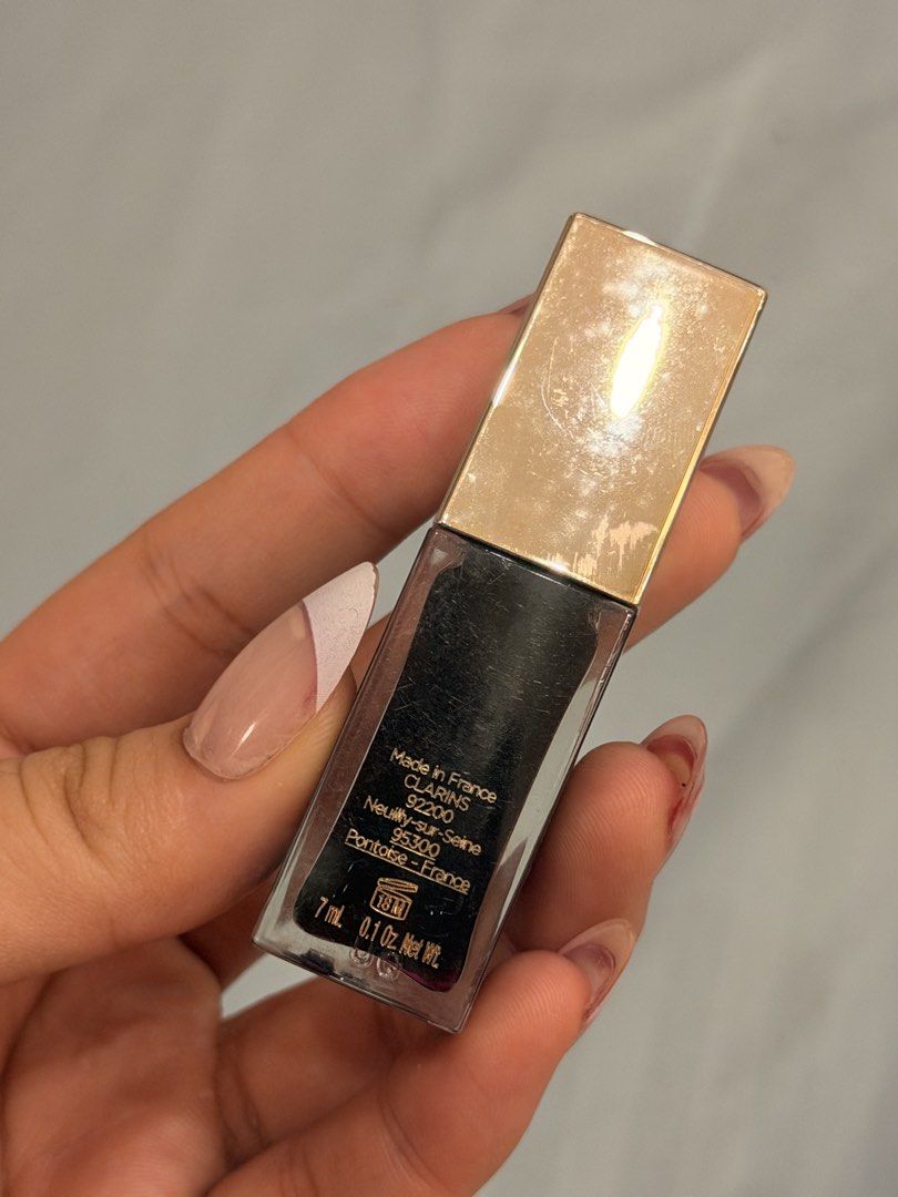 PRELOVED Clarins Instant Light Lip Comfort Oil 7ml (Category: Makeup) located in Manila. Submitted by sam.claree (Listing ID 1458609708, Image 2). Description: Clarins Instant Light Lip Comfort Oil 7 mL / 0.1 oz Preloved and used. * Product still remaining inside * Applicator included * Gold cap has visible scratches / signs of use * Bottle has normal cosmetic wear * What you see is what you get * Please check all photos carefully for condition a