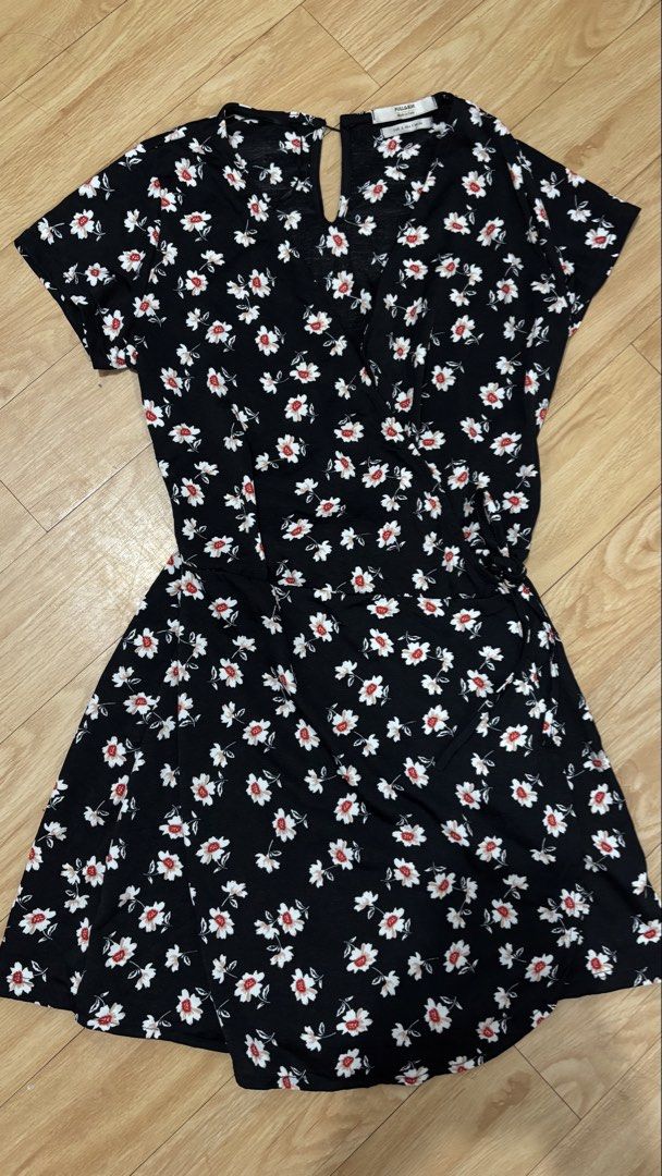 Pull & Bear Black Floral Wrap Mini Dress Size S (Category: Dresses) located in Cainta. Submitted by prelovebytish (Listing ID 1458526249, Image 1). Description: - Cute black mini dress - White and red floral print - Short sleeves - Flattering wrap style - Lightweight and flowy fabric - Perfect for casual outings or a day out - Made in Turkey - Size S.