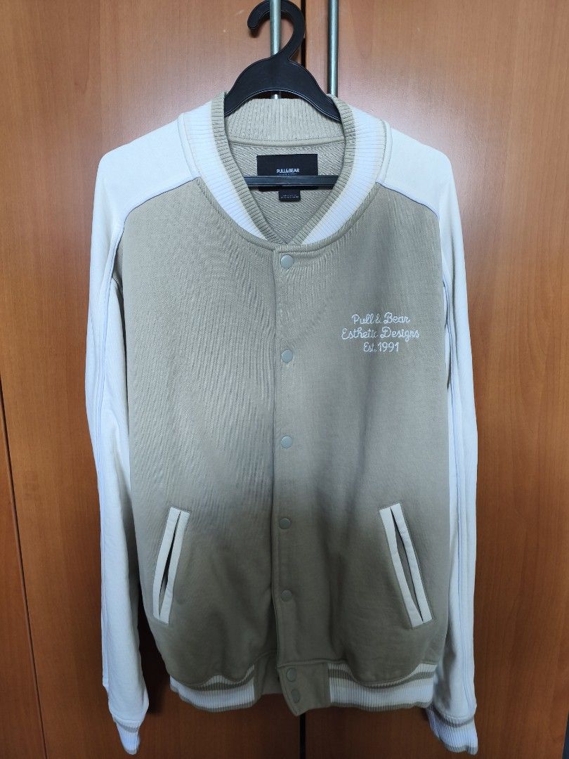 Pull&Bear Jacket (Category: Coats, Jackets and Outerwear) located in Singapore. Submitted by dashaman02 (Listing ID 1458523084, Image 1). Description: Size: EUR L/USA L/MEX 40 If interested please DM!.