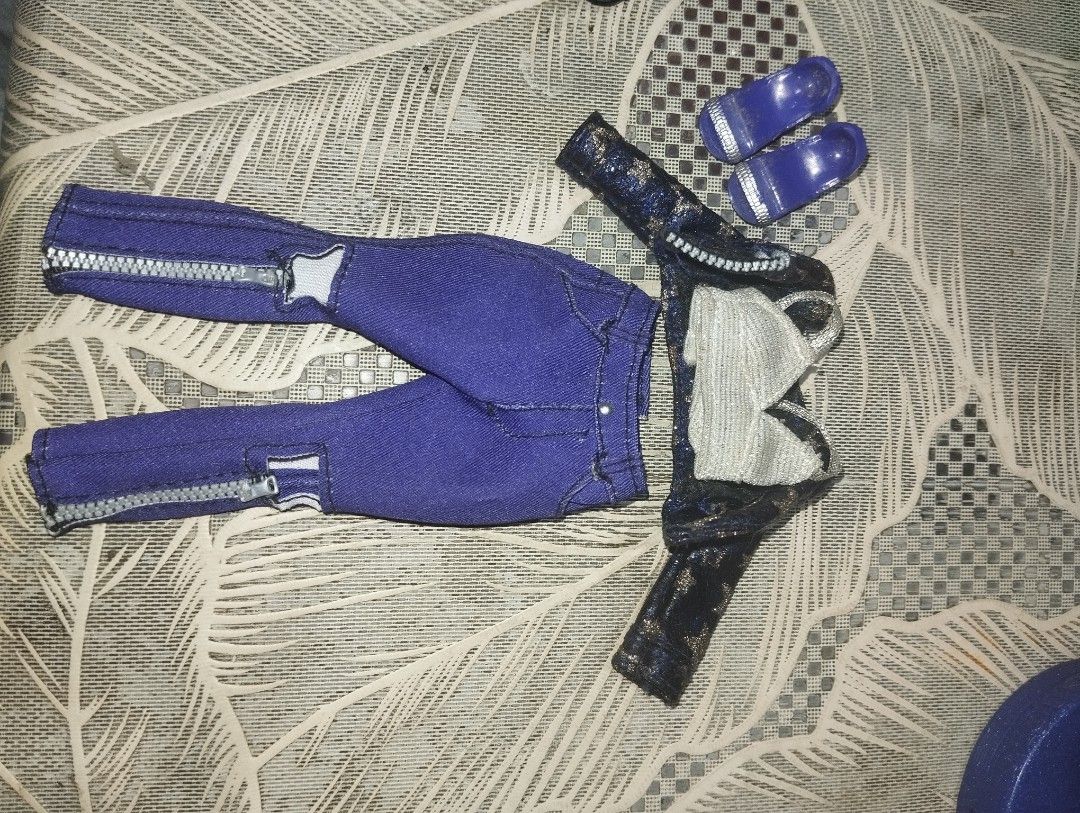 Rainbow High Doll - crystal bailey (Category: Figurines & Statues) located in Manila. Submitted by vgutierrez15640 (Listing ID 1458673945, Image 3). Description: ‼️RUSH SALEE‼️ -complete and comes with stand -flaws: missing one hand -has gelled bangs (pm for you to see.