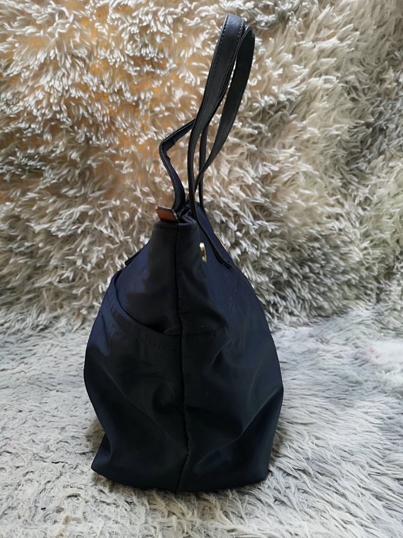 Rectangular Zipper Closure Hand Bag (Category: Shoulder Bags) located in Santa Cruz. Submitted by jmy_surplus.2 (Listing ID 1458566204, Image 3). Description: Size ; L - 9.6 W - 18 Color ; Black Type ; Hand Bag Brand ; No brand Material ; Nylon Style ; Zipper Closure Hand bag LR 168 JMY 5 Batch #216.