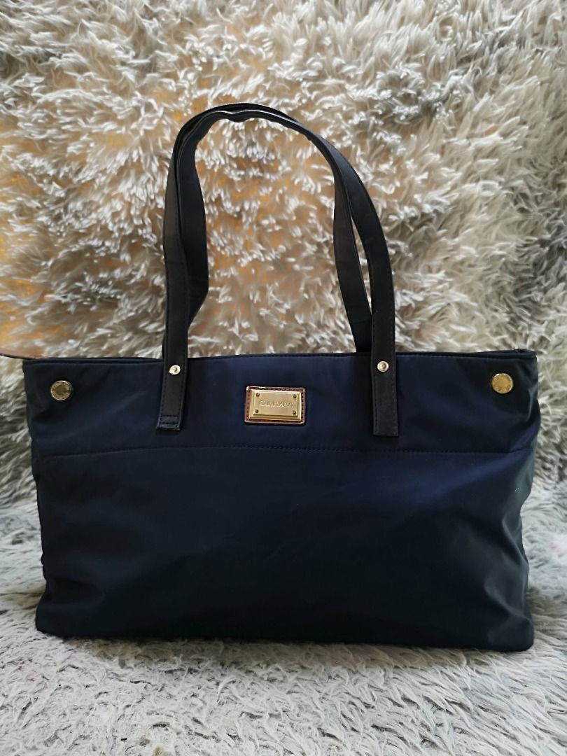 Rectangular Zipper Closure Hand Bag (Category: Shoulder Bags) located in Santa Cruz. Submitted by jmy_surplus.2 (Listing ID 1458566204, Image 1). Description: Size ; L - 9.6 W - 18 Color ; Black Type ; Hand Bag Brand ; No brand Material ; Nylon Style ; Zipper Closure Hand bag LR 168 JMY 5 Batch #216.