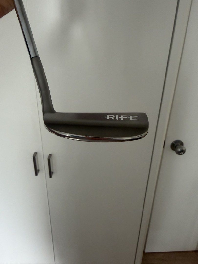 RIFE Bimini Blade Putter （分類：運動與體育 - Golf）位於 Hong Kong。 由 samfarage94565 提交（商品編號 1458518983，圖片 2）。簡介： RIFE Bimini Island series blade putter. 35 inches long with a Karakal grip. Milled face for pure rolling of the ball. Barely been used. Not for the faint hearted but can also be used as a training aid to help you hit the middle. Clean, old school blade putter - a nice one to add to any collection and an antidote to the increasingly foul LAB style