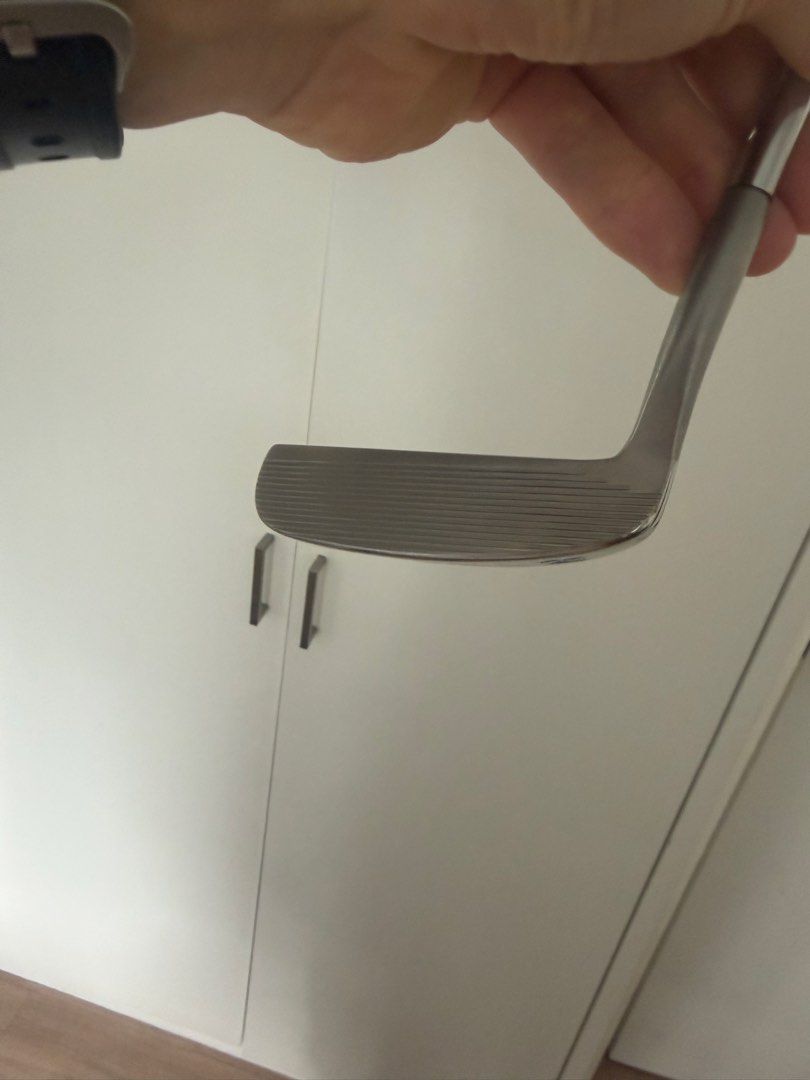 RIFE Bimini Blade Putter （分類：運動與體育 - Golf）位於 Hong Kong。 由 samfarage94565 提交（商品編號 1458518983，圖片 3）。簡介： RIFE Bimini Island series blade putter. 35 inches long with a Karakal grip. Milled face for pure rolling of the ball. Barely been used. Not for the faint hearted but can also be used as a training aid to help you hit the middle. Clean, old school blade putter - a nice one to add to any collection and an antidote to the increasingly foul LAB style
