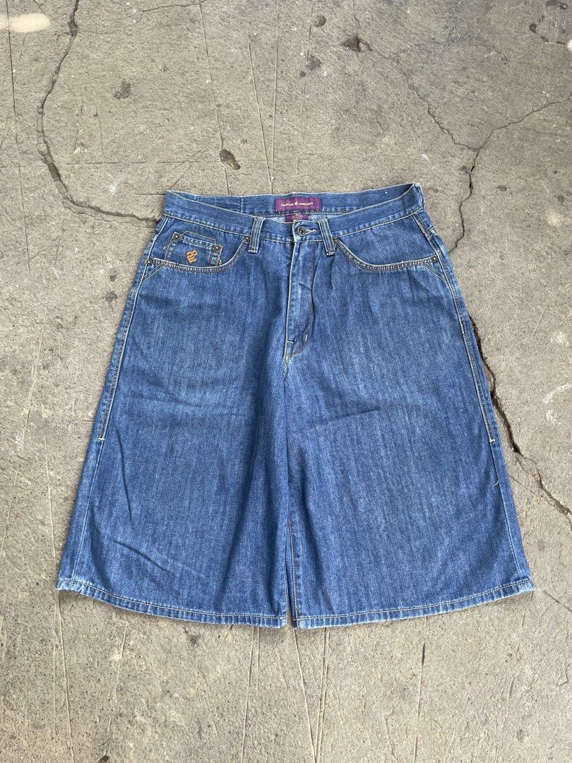 ROCAWEAR EMBROIDERY SHORT (Category: Shorts) located in Roxas City. Submitted by patch_archive (Listing ID 1458609986, Image 2). Description: 🚨ROCAWEAR EMBROIDERY SHORT🚨 🏷️ PRICE : 2500 PHP +SF 📏 ACTUAL DIMENSION USING INCHES 👖 WAIST : 36 👖 LENGTH : 27 👖 THIGH : 15 👖 HEM : 13.5 👖 FLAWS : NONE * MESSAGE ME IF YOU HAVE ANY OTHER QUESTION ABOUT SIZING . 🚚 Local shipping fee ( 70-85 Php) ✈️ International Shipping fee cost “DM” 💳 Mode of pa