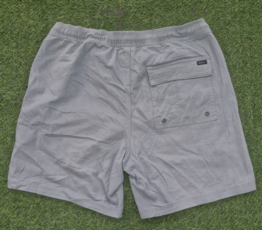 Rvca walk short (Category: Shorts) located in Pili. Submitted by the_g_thrift (Listing ID 1458571739, Image 2). Description: size medium on tag dimes: 32-38 length: 17 hem: 12.