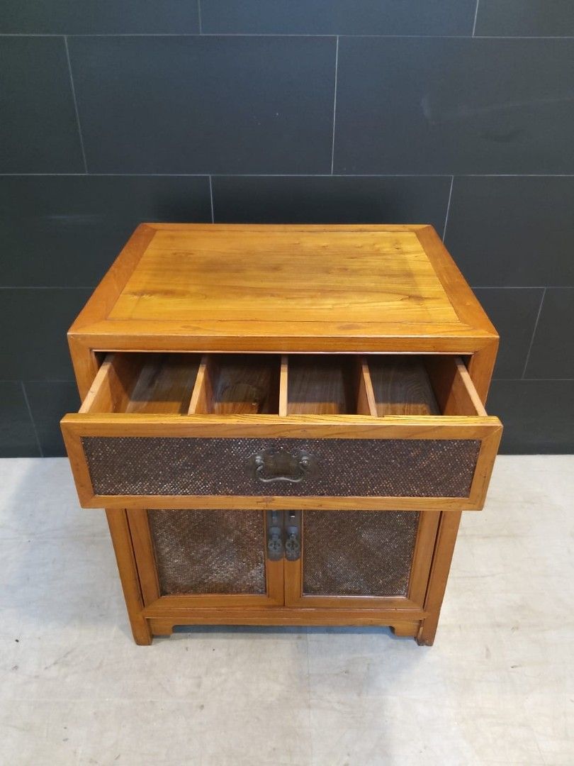 Sidetable Solidwood （分類：櫃子、組合櫃及置物架）位於 Hong Kong。 由 aliyah_0809 提交（商品編號 1458623607，圖片 3）。簡介： Working in very good condition Sidetable Solidwood Pick Up Location Wanchai Can come to check it first For more info pls DM thnx。