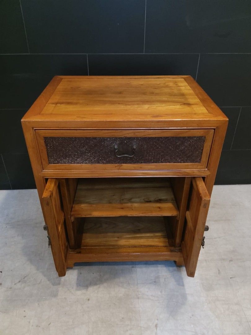 Sidetable Solidwood （分類：櫃子、組合櫃及置物架）位於 Hong Kong。 由 aliyah_0809 提交（商品編號 1458623607，圖片 2）。簡介： Working in very good condition Sidetable Solidwood Pick Up Location Wanchai Can come to check it first For more info pls DM thnx。