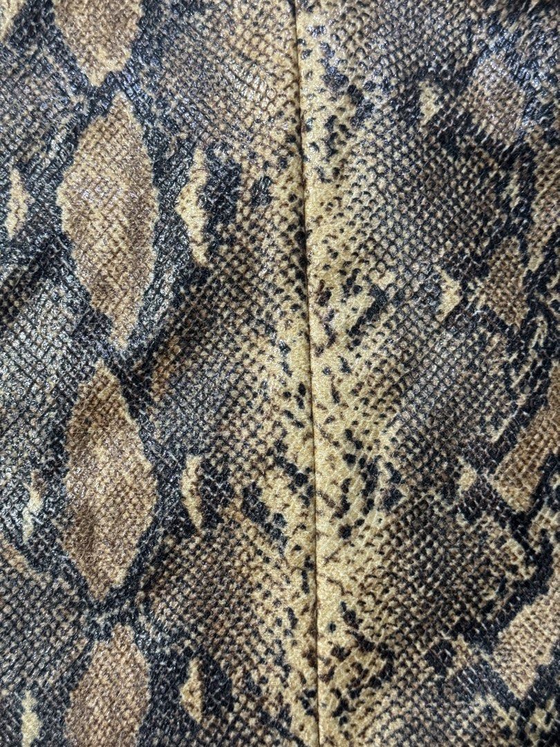 Sleeveless Snake Print Top with Ribbed Neckline (Category: Sleeveless) located in Caloocan City. Submitted by poch.queue (Listing ID 1458545754, Image 3). Description: - Sleeveless top with snake print. - Features a ribbed black neckline - Back Zipper - Estimated size: XS to Small.