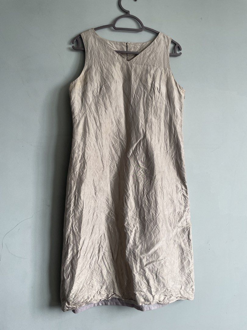 Sleeveless V-neck Midi Dress (Category: Dresses) located in Makati City. Submitted by ecrumnl (Listing ID 1458515595, Image 1). Description: - Sleeveless V-neck midi dress - Textured crinkled fabric - Back zipper closure - Versatile for styling and layering - Golden tan, can be used in formal/semiformal occasions .