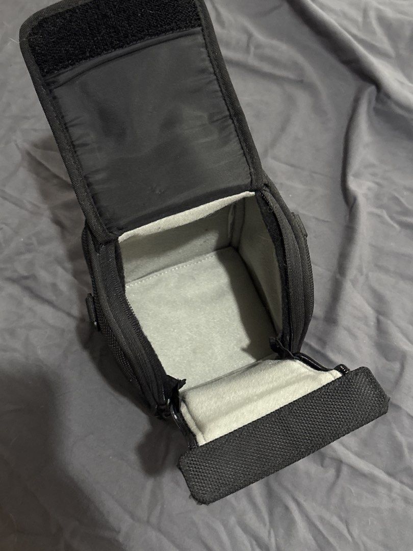Sony Camera Pouch Bag Black (Category: Camera Bags & Carriers) located in Mabalacat. Submitted by maebirayd (Listing ID 1458567555, Image 2). Description: - Black Sony camera pouch - Secure velcro flap closure - Soft grey padded interior for protection - Ideal for small to medium digital cameras - Please check dimensions for specific camera compatibility.