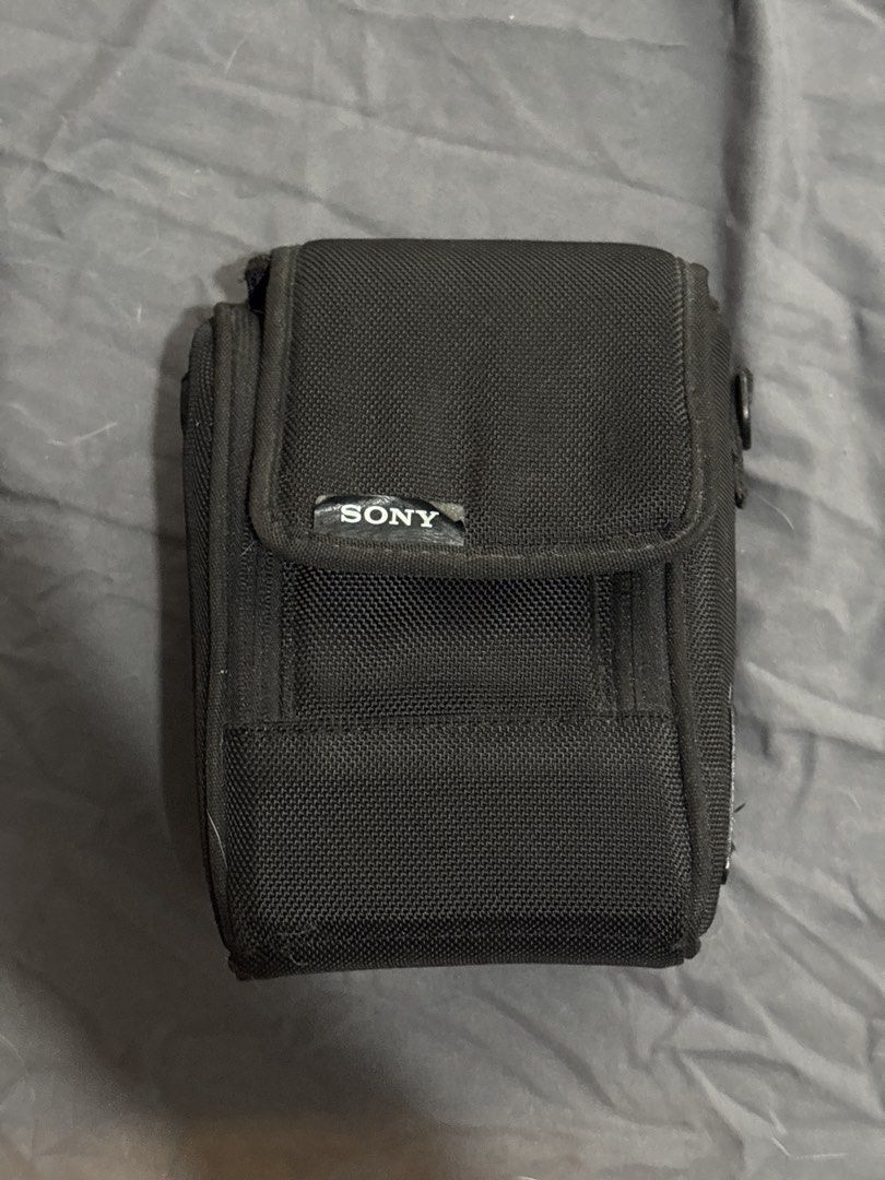 Sony Camera Pouch Bag Black (Category: Camera Bags & Carriers) located in Mabalacat. Submitted by maebirayd (Listing ID 1458567555, Image 1). Description: - Black Sony camera pouch - Secure velcro flap closure - Soft grey padded interior for protection - Ideal for small to medium digital cameras - Please check dimensions for specific camera compatibility.