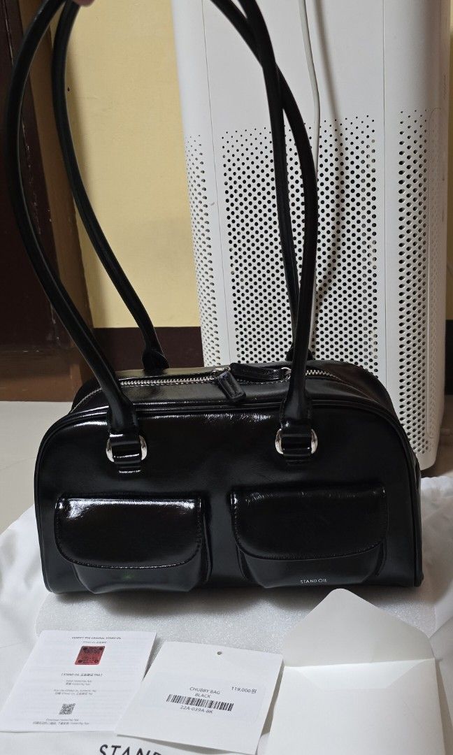Stand Oil Chubby Bag Black (Category: Luxury Bags & Wallets) located in Quezon City. Submitted by bruhafromthenorth (Listing ID 1458628432, Image 1). Description: Stand Oil Chubby Bag Black.