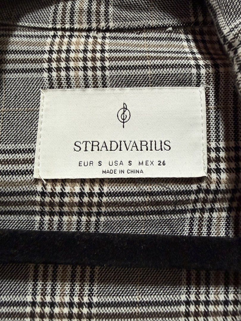 Stradivarius Plaid 3/4 Sleeve Blazer Size S (Category: Coats, Jackets and Outerwear) located in Caloocan City. Submitted by oceans18 (Listing ID 1458651607, Image 2). Description: - Grey plaid blazer from Stradivarius - 3/4 sleeves - Relaxed fit - Two front pockets - Ideal for smart casual layering over tops or dresses.