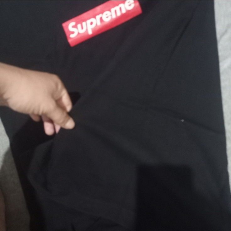 Supreme boxe logo tshirt (Category: Activewear) located in Cebu City. Submitted by sukitriftshop474747 (Listing ID 1458681929, Image 3). Description: Excellent condition No issue Size large 22x28 Colorate 9.5/10.