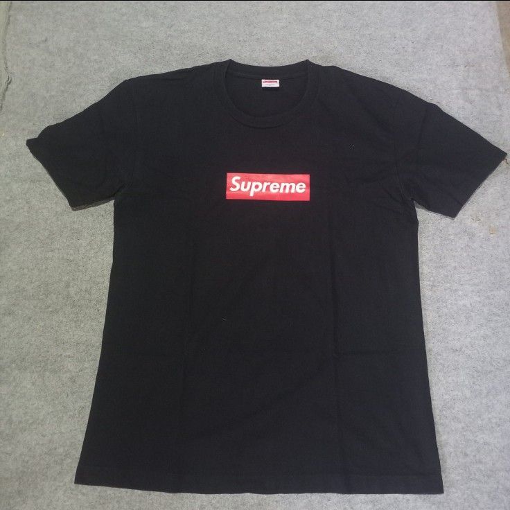 Supreme boxe logo tshirt (Category: Activewear) located in Cebu City. Submitted by sukitriftshop474747 (Listing ID 1458681929, Image 1). Description: Excellent condition No issue Size large 22x28 Colorate 9.5/10.