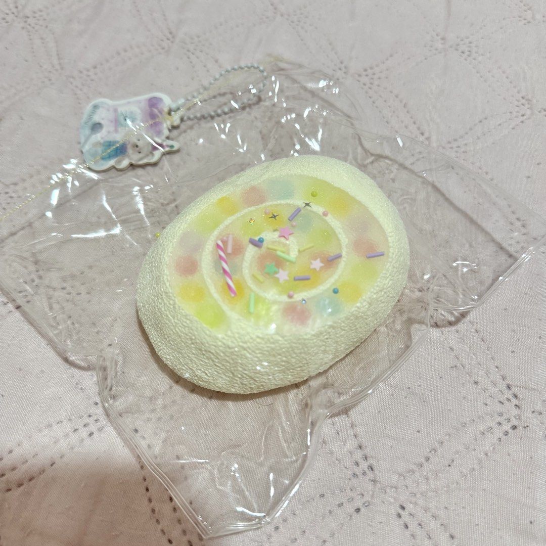 Taba Squishy (Category: Makeup) located in Mabalacat. Submitted by ayenpalo (Listing ID 1458679811, Image 1). Description: Texture: Soft cream 🍦 - Adorable jelly cake roll squishy bought from Mumu Studio 🌈🪼🍰 - Love the texture of this squishy! It’s so soft and creamy, and it easily spreads throughout the bag when squished ( ≧ᗜ≦)₊˚⊹♡ - Perfect for those with weak grips 🫶🏼.