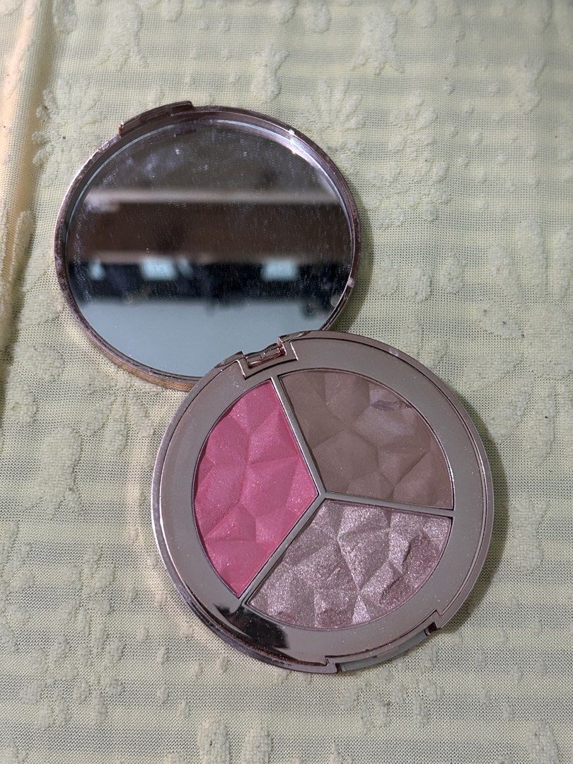 Teviant Face Palette - Blush, Bronzer, Highlighter (Category: Makeup) located in Marikina City. Submitted by kryznoring (Listing ID 1458665115, Image 1). Description: - Teviant Face Palette - Includes blush, bronzer, and highlighter shades - Built-in mirror for touch-ups - Beautiful floral design on the lid - Ideal for contouring and adding a natural flush of color - Compact and travel-friendly design.