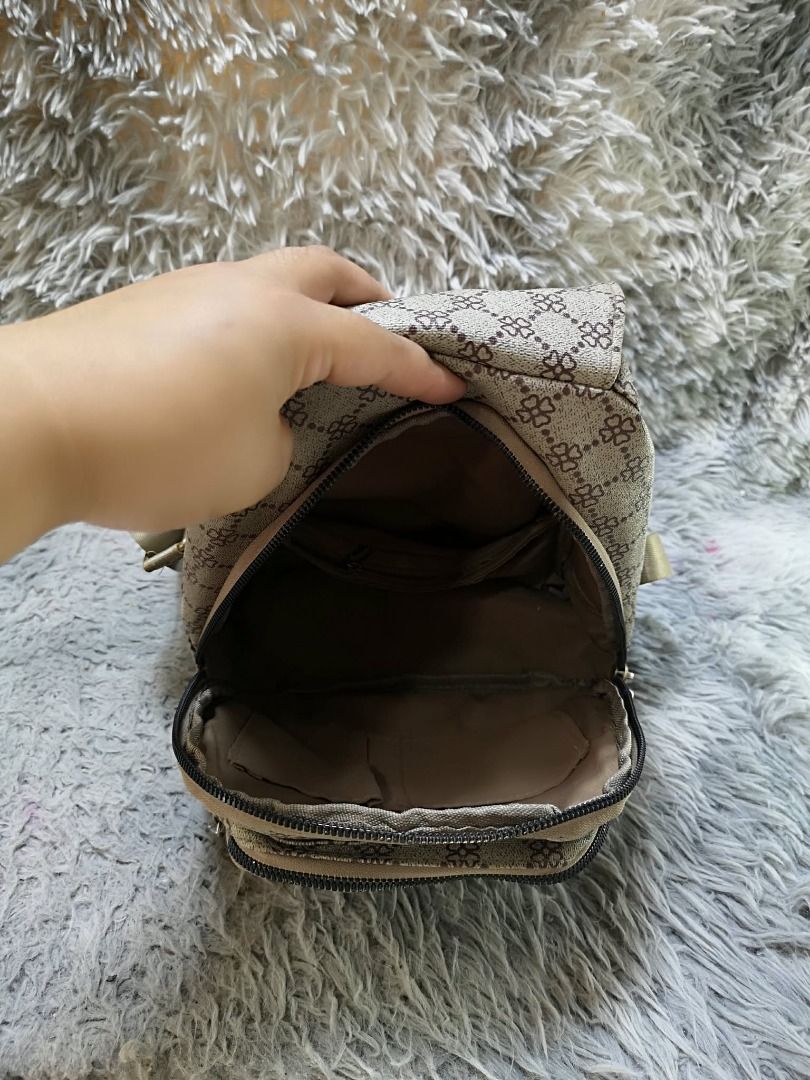 Textured leather Hand Bag (Category: Purses & Pouches) located in Santa Cruz. Submitted by jmy_surplus.2 (Listing ID 1458567210, Image 2). Description: Size ; L - 7 W - 12.2 Color ; Beige Type ; Hand bag Brand ; No brand Material ; Leather Style ; Beige Zipper Closure Hand bag LR 168 JMY 5 Batch #216.