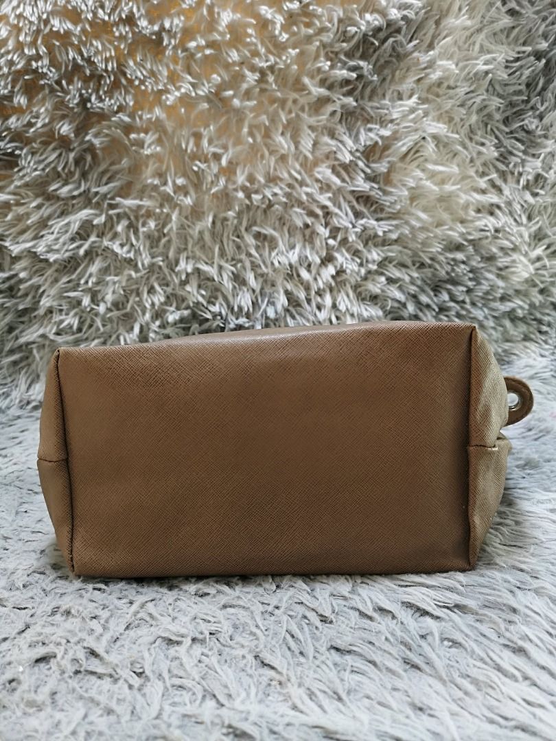 Textured leather Hand Bag (Category: Purses & Pouches) located in Santa Cruz. Submitted by jmy_surplus.2 (Listing ID 1458567210, Image 3). Description: Size ; L - 7 W - 12.2 Color ; Beige Type ; Hand bag Brand ; No brand Material ; Leather Style ; Beige Zipper Closure Hand bag LR 168 JMY 5 Batch #216.