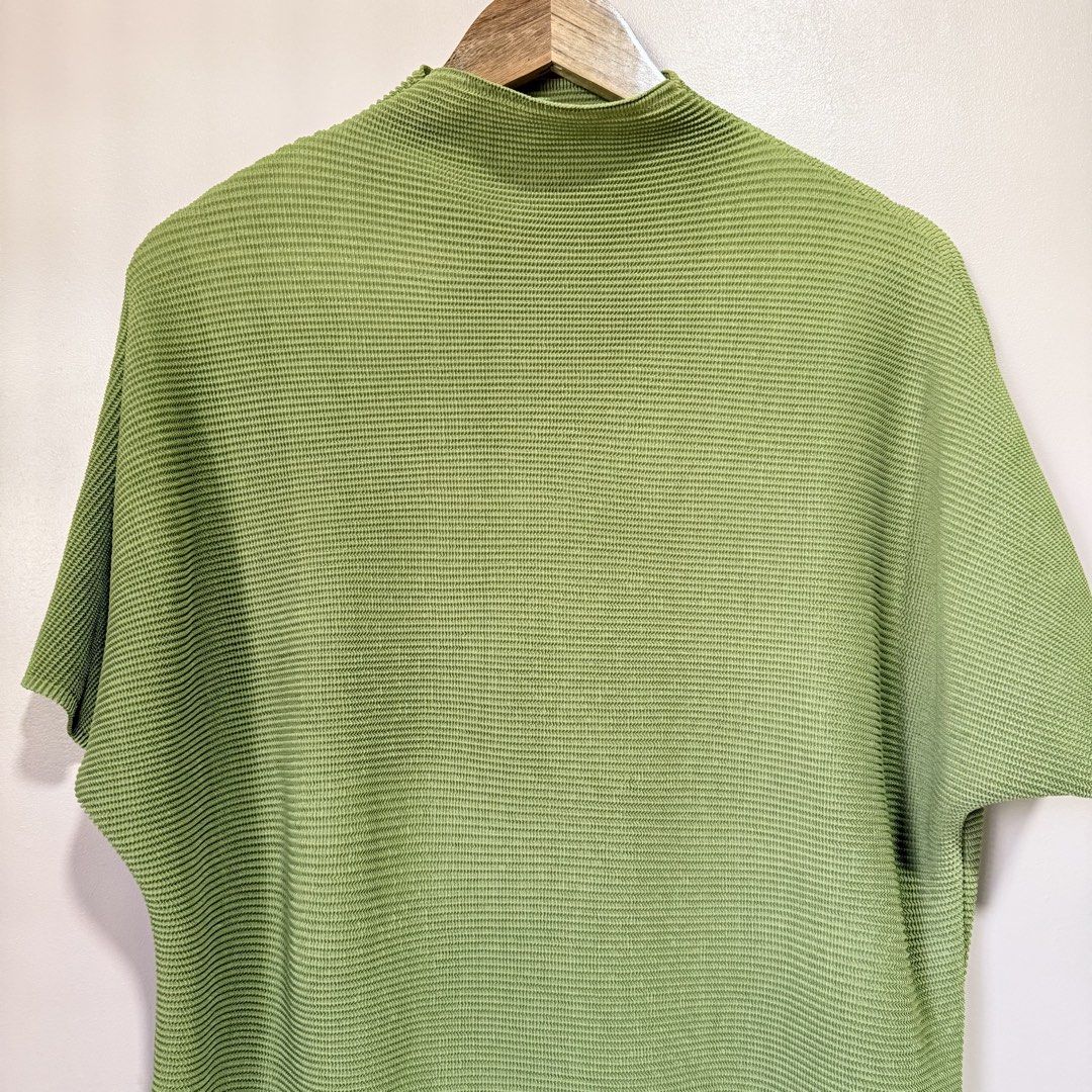 Textured Mock Neck Top (Category: Blouses) located in Surigao. Submitted by nenafuentes (Listing ID 1458521501, Image 2). Description: Love this but its too big on me Best fits XL.
