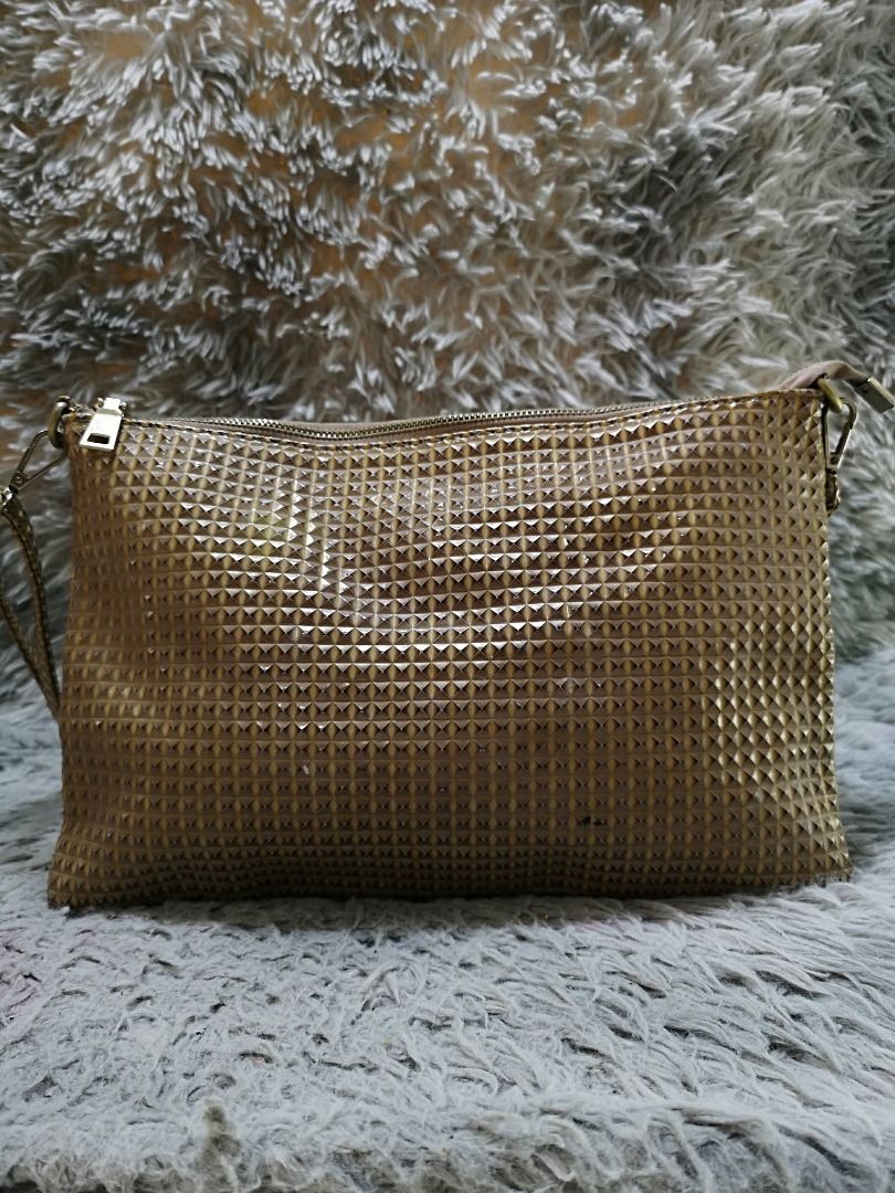Textured Zipper Closure Crossbody Bag (Category: Cross-body Bags) located in Santa Cruz. Submitted by jmy_surplus.2 (Listing ID 1458577749, Image 1). Description: Size ; L - 9 W - 13.4 Color ; Gold Type ; Crossbody Bag Brand ; No brand Material ; Synthetic Style ; Textured Gold crossbody Bag LR 167 JMY 5 Batch #217.
