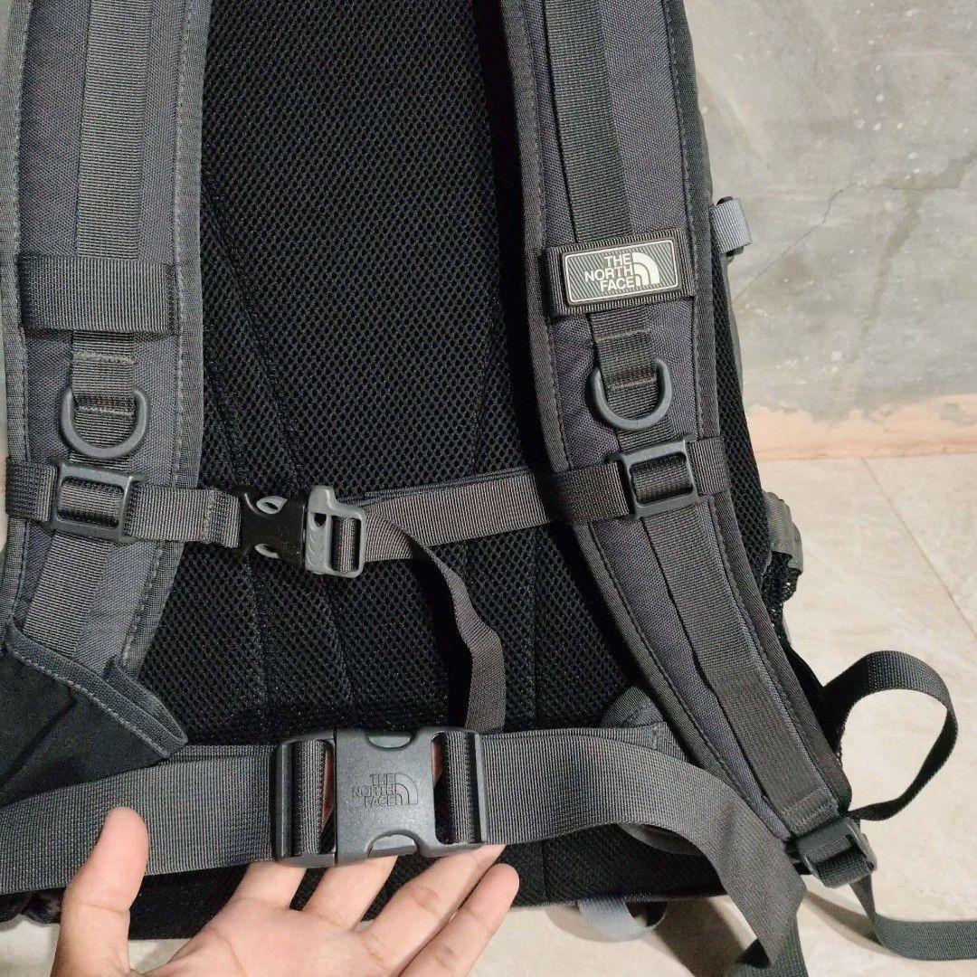 The North Face Recon Backpack Grey (Category: Backpacks) located in Manila. Submitted by aldrinsthrift (Listing ID 1458666869, Image 3). Description: - Grey The North Face Recon backpack - Multiple internal pockets for organization - Mesh side pockets for water bottles - Padded back and straps for enhanced comfort - Perfect for school, daily use, or hiking adventures.