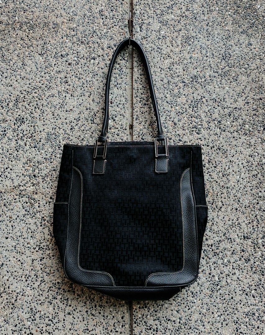 Tommy Hilfiger Monogram Tote bag (Category: Tote Bags) located in Davao. Submitted by st333tcartel (Listing ID 1458558447, Image 1). Description: .
