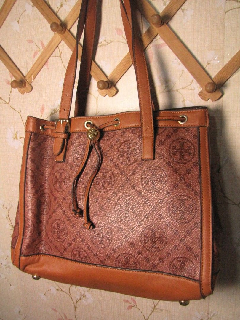 Tory Burch Monogram Tote Bag (Category: Luxury Bags & Wallets) located in Manila. Submitted by puddybab_m1 (Listing ID 1458571082, Image 2). Description: MAY FLAW, BAWAL SA MAARTE, NEEDS CLEANING RIN PO AND REPAIR. BAG IS STYLISH PERO NEED PO MAFIX AND CLEAN - Authentic Tory Burch tote bag in brown. - Features an all-over signature monogram print. - Accented with elegant leather trim and handles. - Secure and stylish drawstring closure. - Adorned