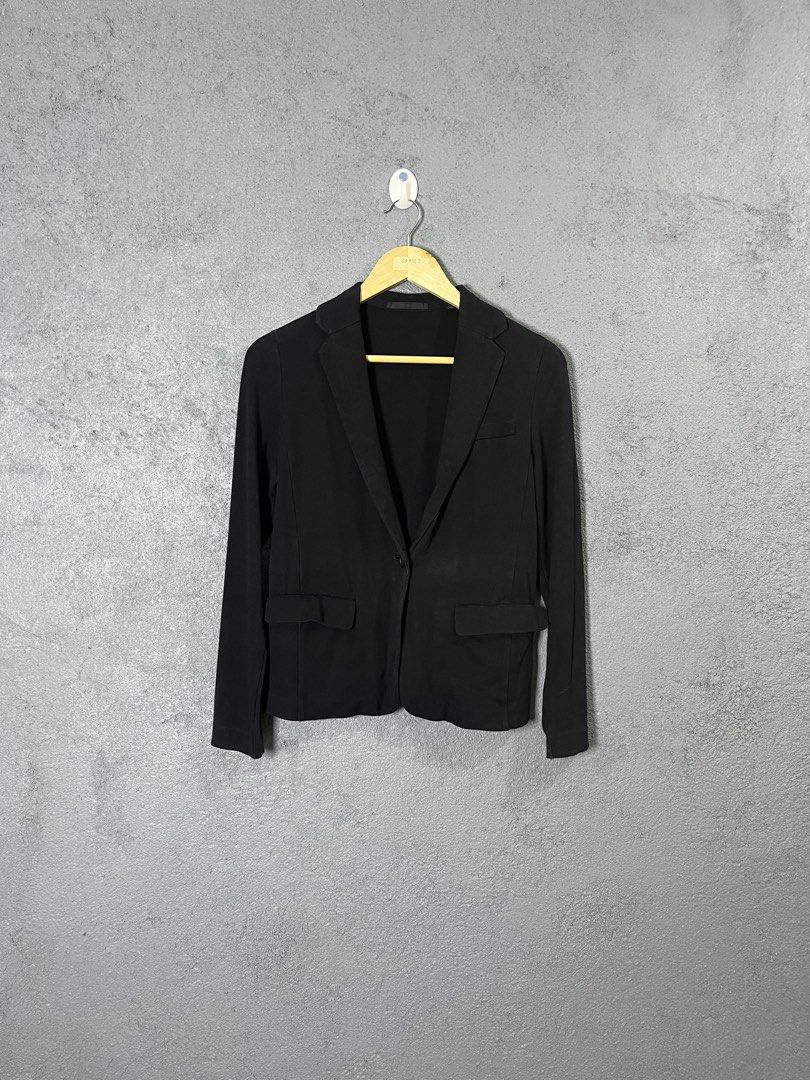 UNIQLO Black Jersey Knit Blazer Jacket (Category: Coats, Jackets and Outerwear) located in Famy. Submitted by basicthrifted (Listing ID 1458649785, Image 1). Description: - UNIQLO black jersey knit blazer - Single button closure - Two front flap pockets - Comfortable and versatile for casual or smart wear - Great for layering.