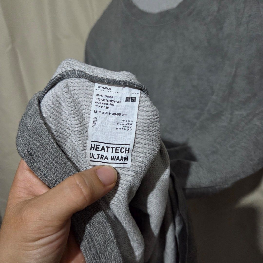UNIQLO MEN HEATTECH ULTRAWARM (Category: Coats, Jackets and Outerwear) located in Santiago. Submitted by fromboxes (Listing ID 1458503449, Image 3). Description: 9/10 may parang oil stain see pic provided Ships thru J&T Isabela North Luzon Shipping Nationwide No rush shipping 😊😊.