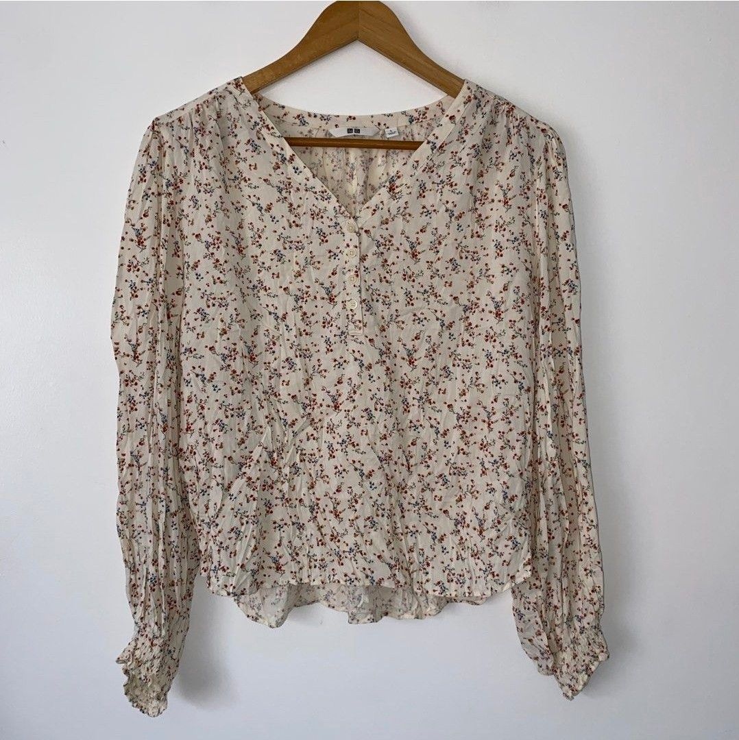 Uniqlo Rayon Volume Sleeve top (Category: Blouses) located in Caloocan City. Submitted by chris_mill (Listing ID 1458557106, Image 2). Description: condition : 9/10 no issues/stain rfs: size.
