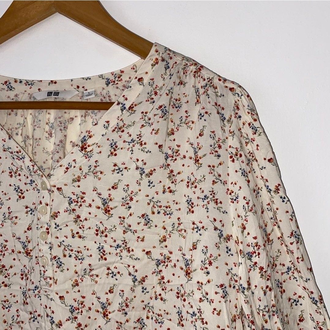 Uniqlo Rayon Volume Sleeve top (Category: Blouses) located in Caloocan City. Submitted by chris_mill (Listing ID 1458557106, Image 3). Description: condition : 9/10 no issues/stain rfs: size.