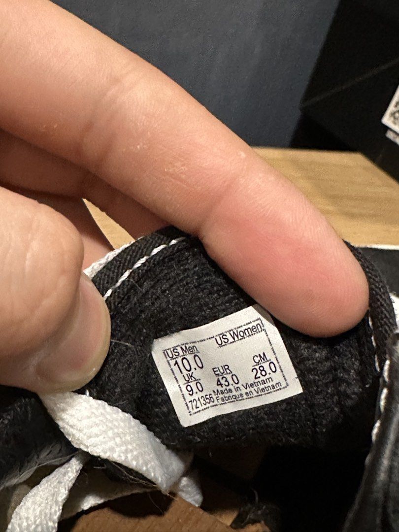 Vans Old Skool Black White Skate Shoes (Category: Sneakers) located in Manila. Submitted by krkgp (Listing ID 1458632386, Image 3). Description: Classic Vans Old Skool (Black/White). Men's US 10 / Women's US 11.5. Perfect for daily wear or skating. Comes with original box..