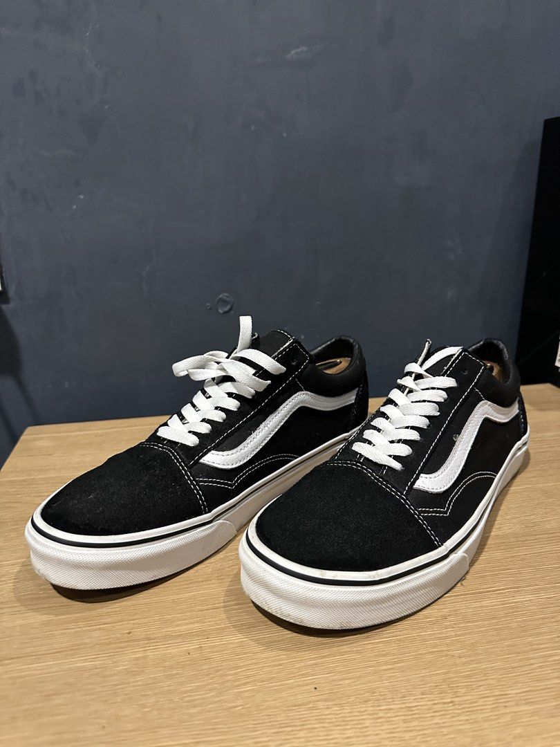Vans Old Skool Black White Skate Shoes (Category: Sneakers) located in Manila. Submitted by krkgp (Listing ID 1458632386, Image 2). Description: Classic Vans Old Skool (Black/White). Men's US 10 / Women's US 11.5. Perfect for daily wear or skating. Comes with original box..