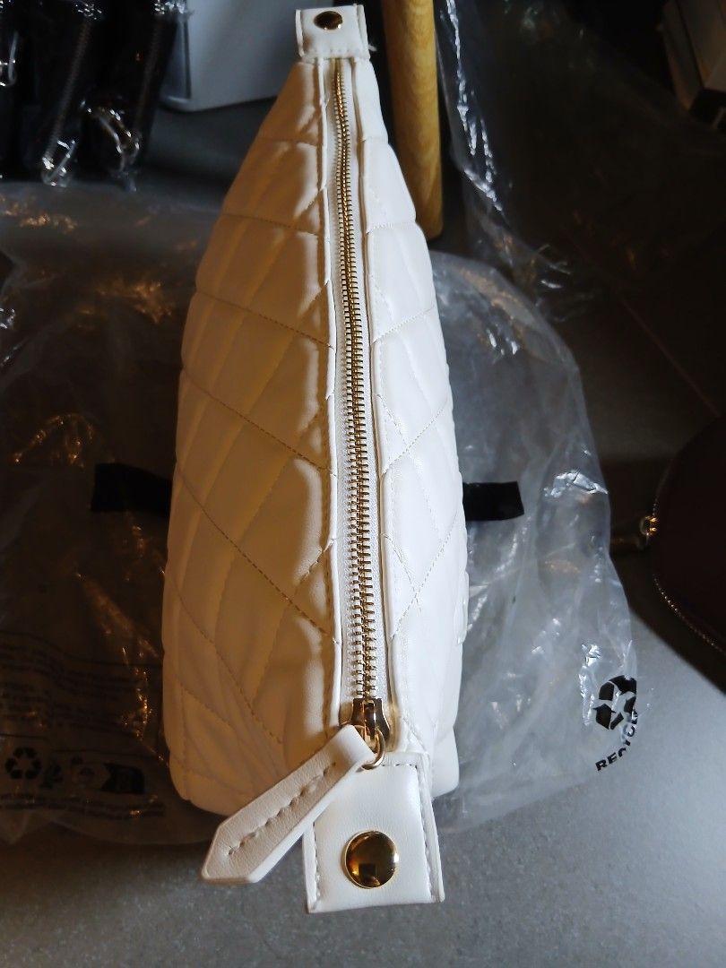 Velentino Large Pouch (Category: Purses & Pouches) located in Calumpit. Submitted by collectionspurses (Listing ID 1458528953, Image 2). Description: OG, U.S BRAND , BRAND NEW.