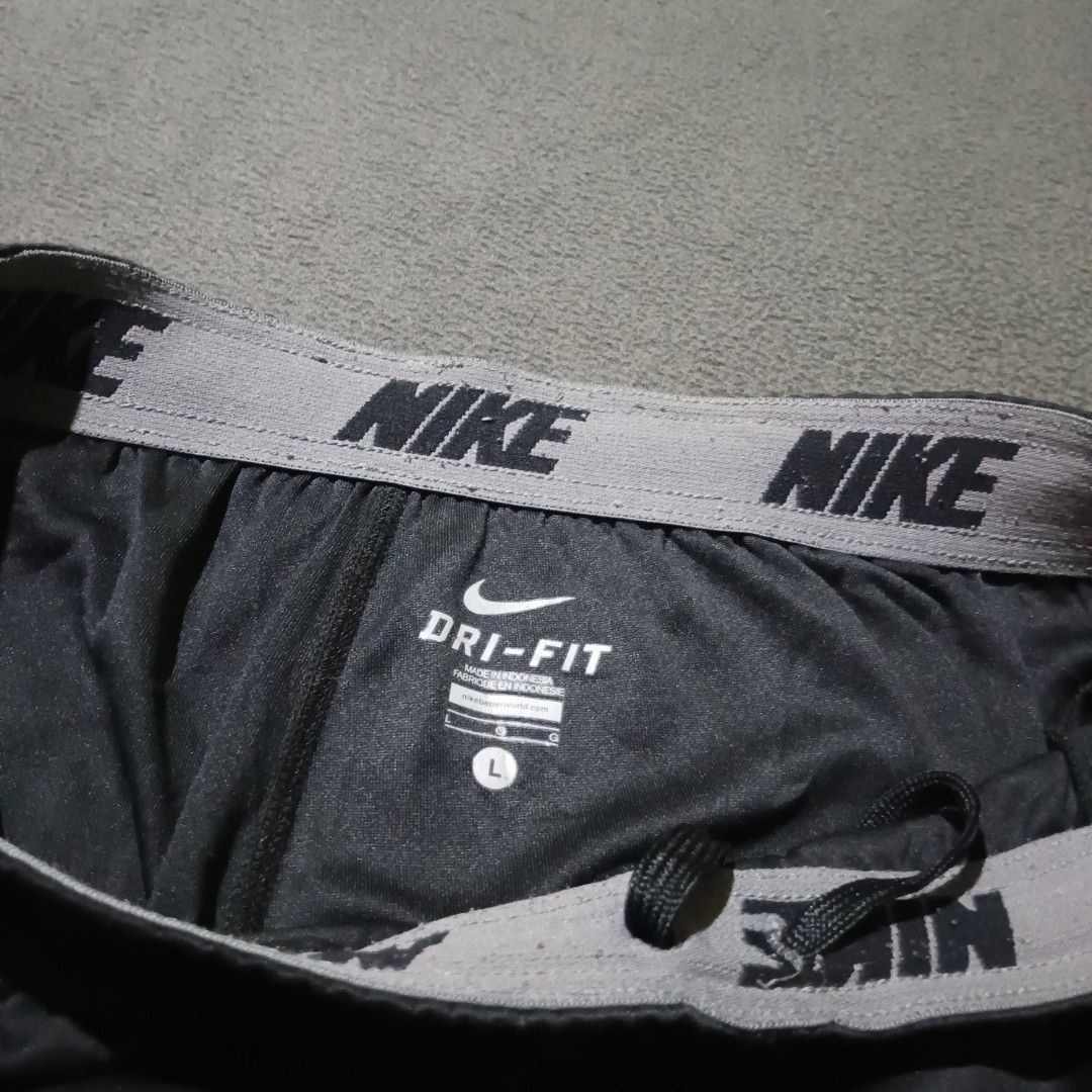 VTG Nike Dri-Fit Black Ankle zip (Category: Jeans) located in Manila. Submitted by eyldrn (Listing ID 1458601586, Image 2). Description: VTG NIKE MEN'S BLACK ANKLE-ZIP DIMENSION (INCHES) Size: free size Length: 39 Thigh: 15 Leg Opening: 9 DETAILS Issue: none Condition: Very Good Color Rate: 10/10 itim na itim pa mga boss PRICE:P450.